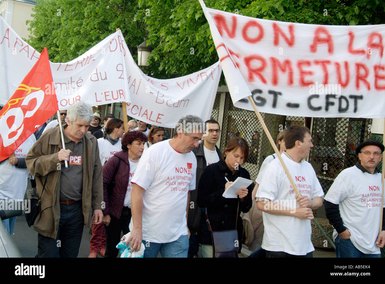 Kommunist, Partei, März, in der französischen Stadt Pau, Frankreich, am Mai, die erste Flagge, Demo, Demokratie, Kommunismus, links, Stockfoto