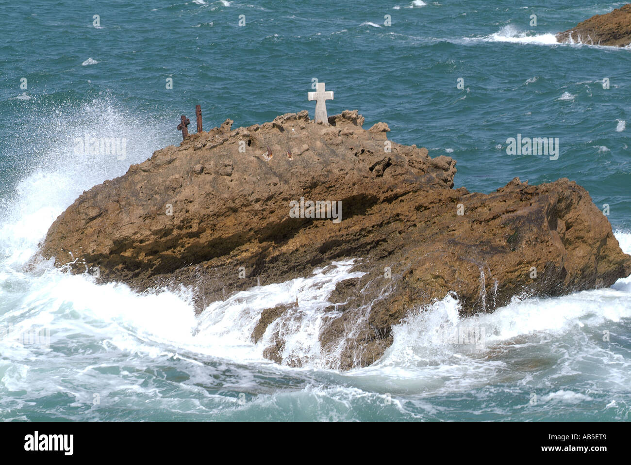 tot, am Meer, Grab, Grabstein, sterben, Fischer, Segler, Wellen, Wasser, Meer, Absturz, Felsen, Kopf, Stein, Grabstein, Kreuz, b Stockfoto