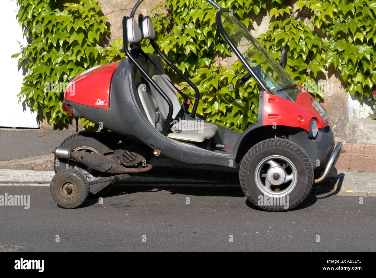 drei, Rad, Wheeler, Rädern, Trike, zwei, 2-Sitzer, Sitze, Urlaub, Vermietung, Fahrzeug, basierend auf einer Vespa, Moped, Miete, Vermietung, Stockfoto