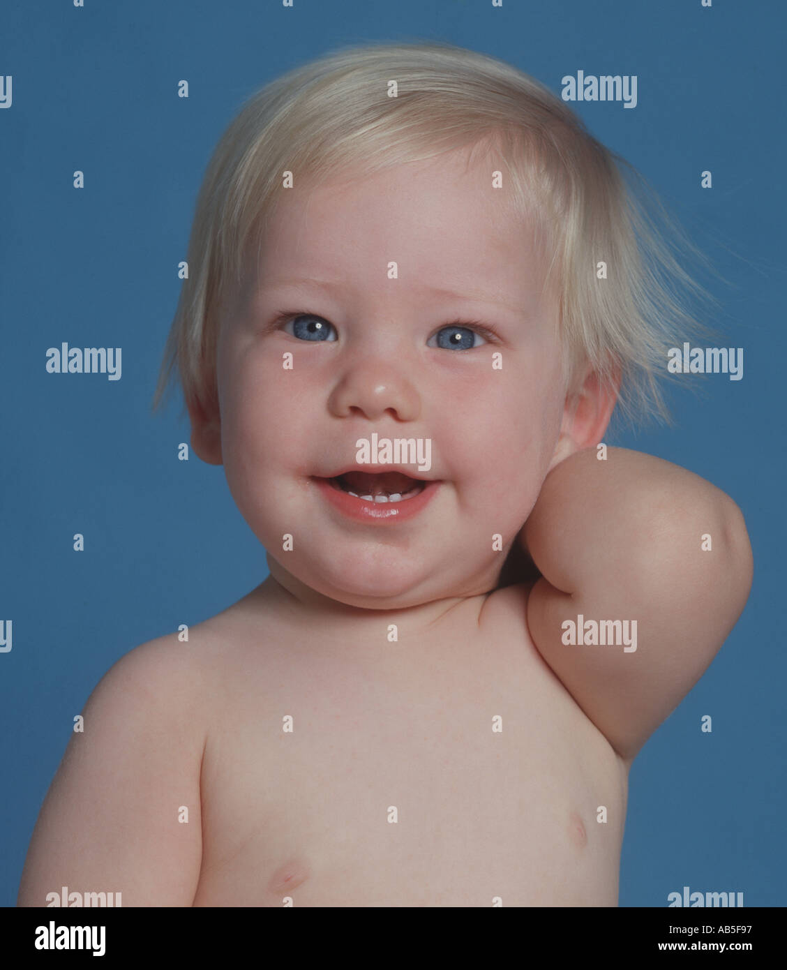 glückliches blond blaue Augen Baby boy Stockfoto