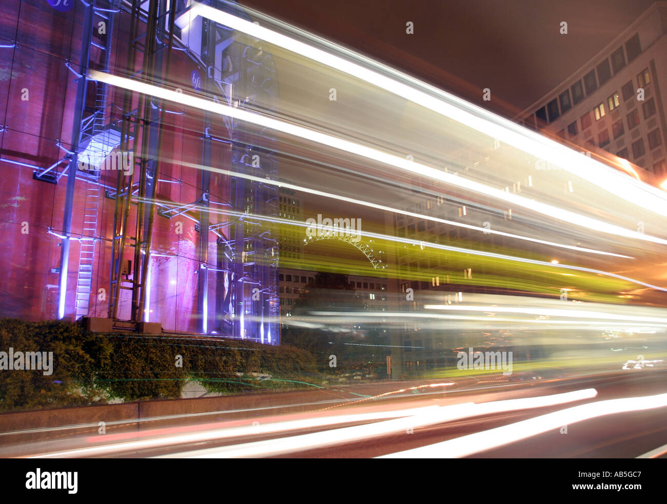 Autolichter Rauschen vorbei an das britische Film Institut s-Imax-Kino mit Kamera-Effekt erstellt Stockfoto