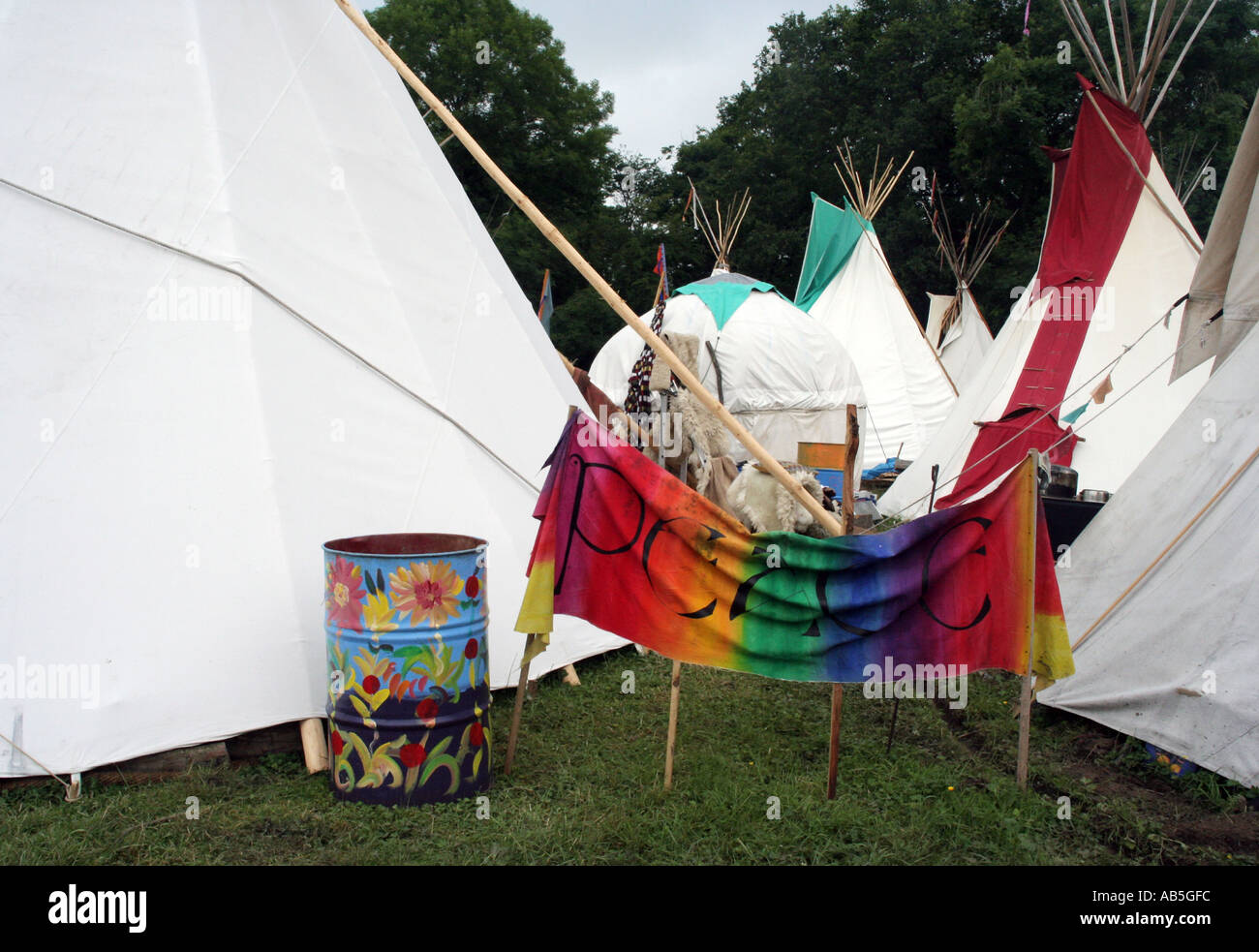 ein Frieden Flagge aufgehängt beim Glastonbury Festival für zeitgenössische darstellende Kunst 2005 Stockfoto