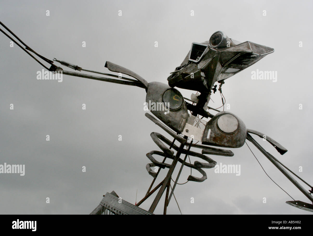 Metall-Skulptur eines Roboters beim Glastonbury Festival für zeitgenössische darstellende Kunst 2005 Stockfoto