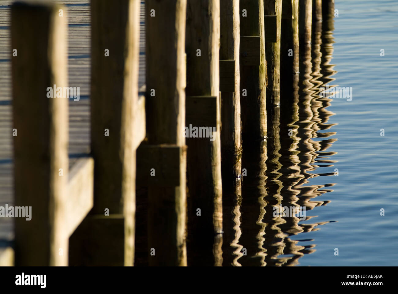 Ein starkes und grafische Bild ein Bootsanleger am See Coniston im Spätsommer Sonnenlicht des englischen Lake district Stockfoto