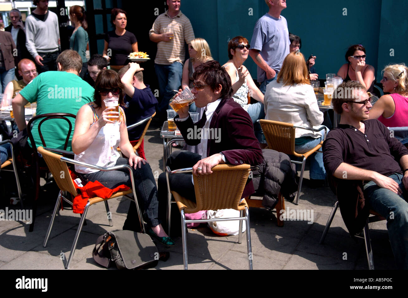 Mitglieder der Öffentlichkeit genießen Sie einen Drink auf dem Bürgersteig vor einem Pub während der Brighton Festival Stockfoto