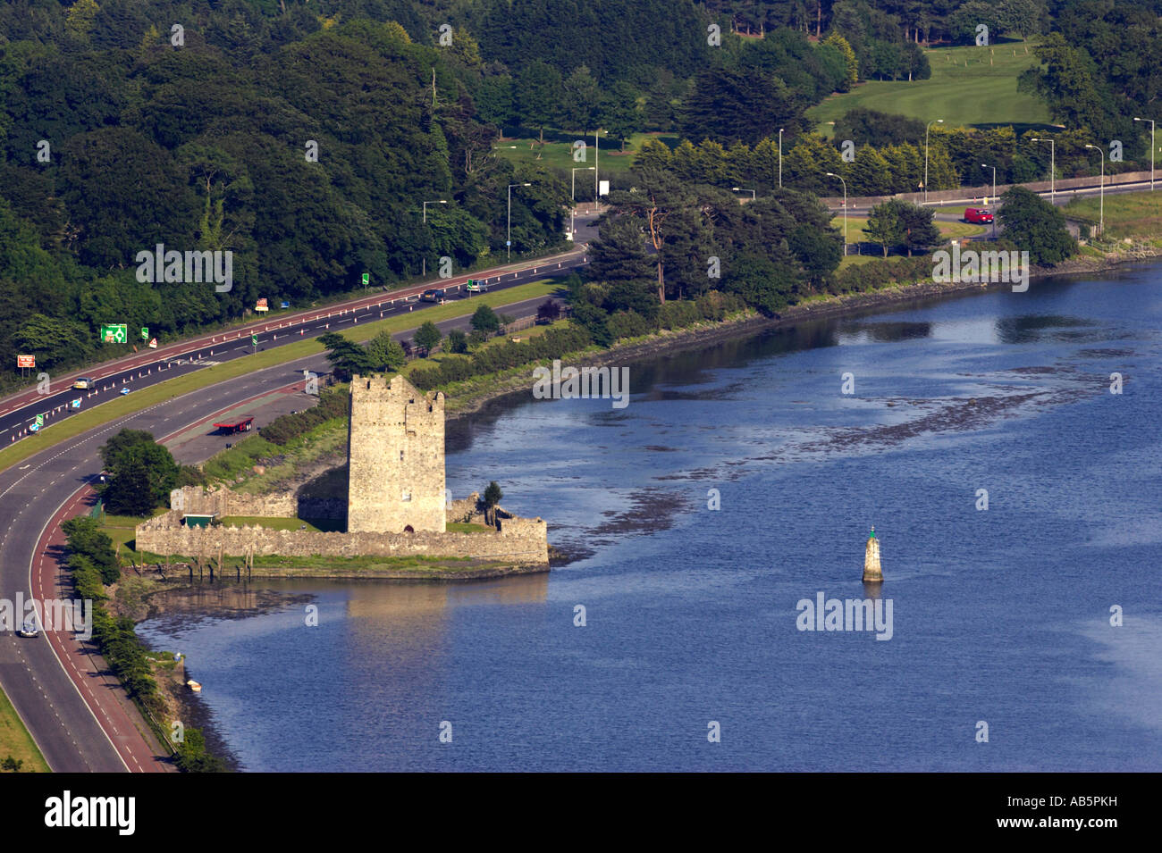 Blick auf schmalen Wasser Burg Clanrye Fluss und A2 Schnellstraße von Flagstaff hill Stockfoto