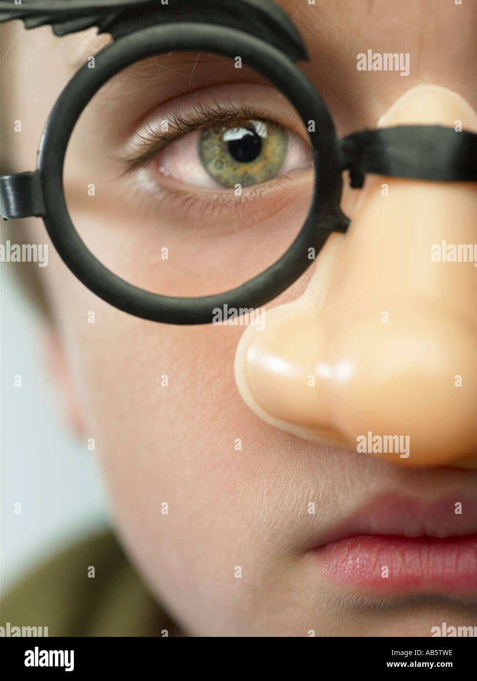 kleiner Junge gekleidet in gefälschten Gläser und Nase Stockfoto