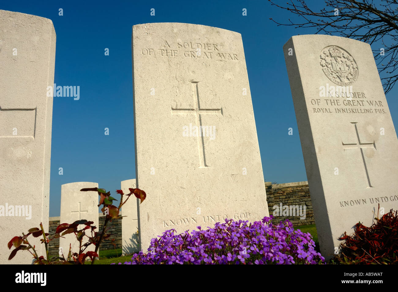 Die Gräber von drei unbekannten Soldaten auf dem Friedhof von Bedford Haus, in der Nähe von Ieper (Ypern), Belgien Stockfoto