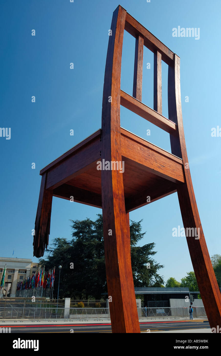 Zerbrochene Stuhl in Genf Stockfotografie - Alamy