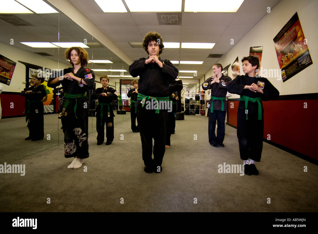 Heranwachsenden Jungen geschmeidig für einen Martial-Arts-Klasse Stockfoto