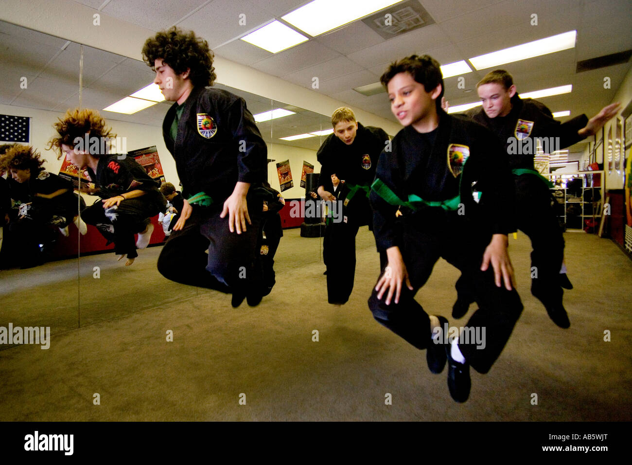 Aadolescent jungen geschmeidig für einen Martial-Arts-Klasse Stockfoto