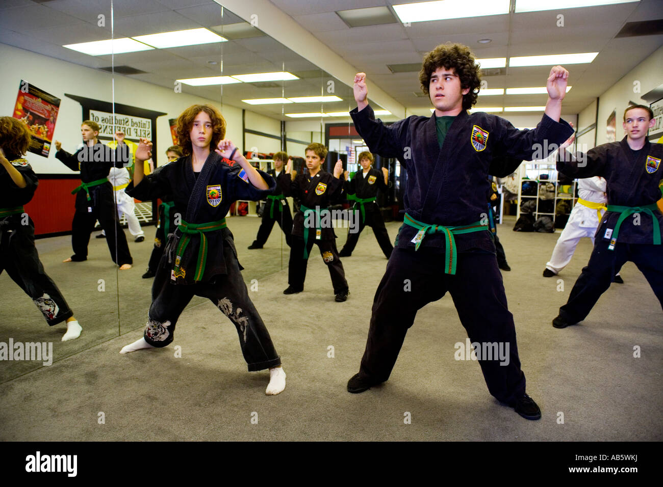 Heranwachsenden Jungen geschmeidig für einen Martial-Arts-Klasse Stockfoto