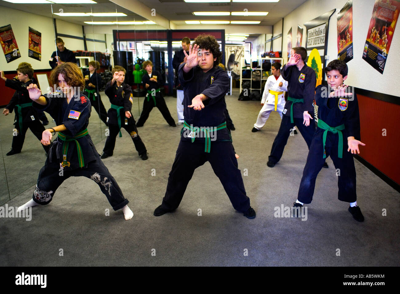 Heranwachsenden Jungen geschmeidig für einen Martial-Arts-Klasse Stockfoto