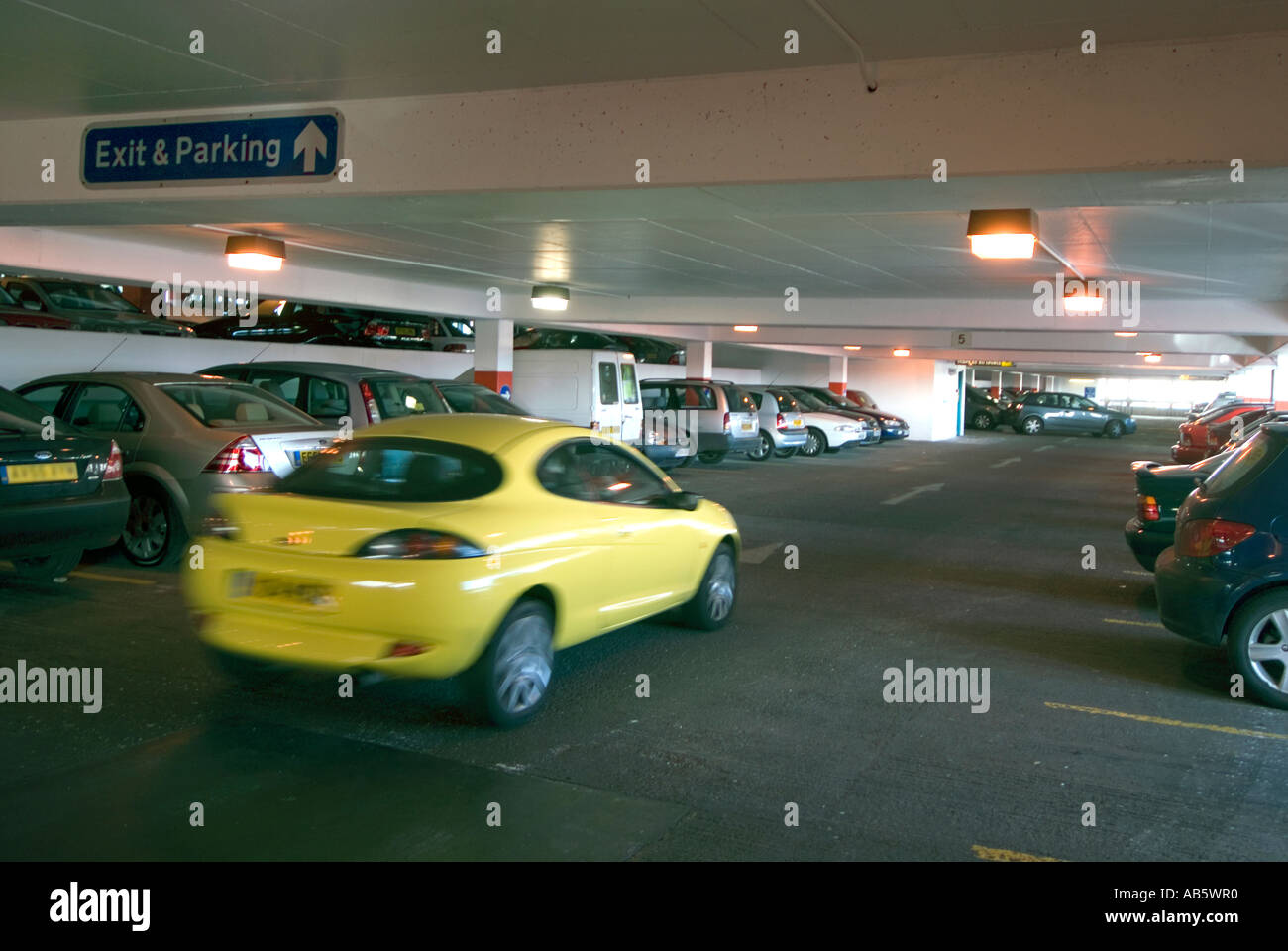 Blick von innen auf belegte Parkplätze im mehrstöckigen Parkplatz im Stadtzentrum, wobei ein Autofahrer vorbeifährt, um einen Platz in Chelmsford Essex England zu finden Stockfoto