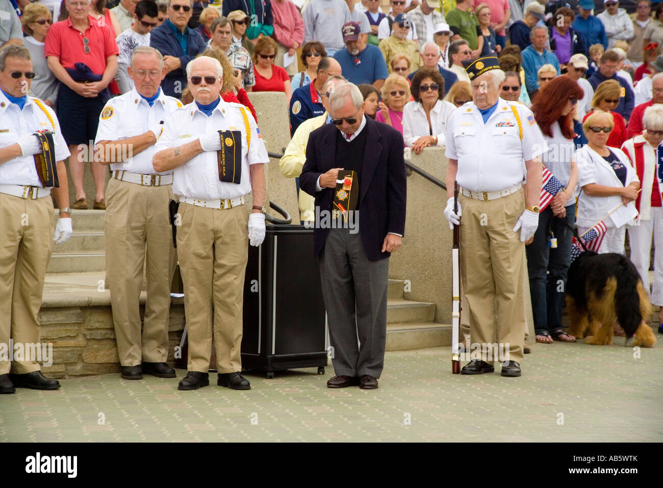 Veteranen der Masse verbinden im Gebet für die gefallenen Soldaten während der Gedenktag Zeremonien. Stockfoto
