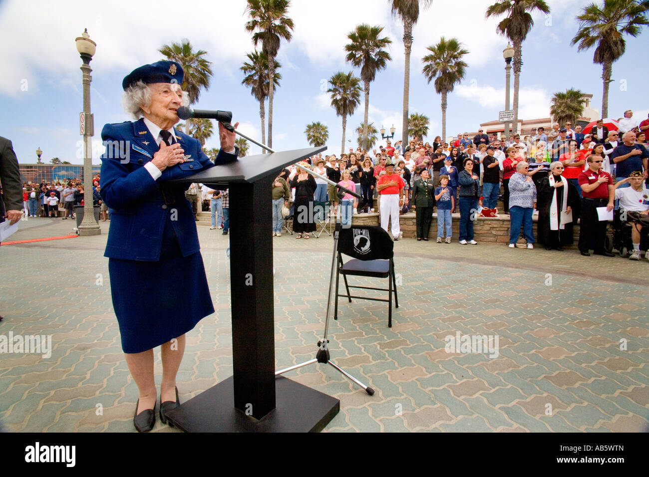 Ein uniformierter Veteranen des zweiten Weltkriegs führt das Publikum in die Pledge of Allegiance am Memorial Day. Stockfoto