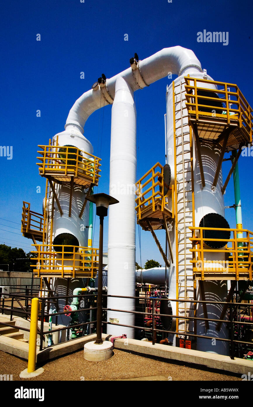 Chemische und biologische Luft-Wäscher, die sauberer Luft entzogen eingeschlossen Verwertungsanlagen an eine Wasseraufbereitungsanlage. Stockfoto Chemische und biologische Luft-Wäscher, die sauberer Luft entzogen eingeschlossen Verwertungsanlagen an eine Wasseraufbereitungsanlage. Stockfoto