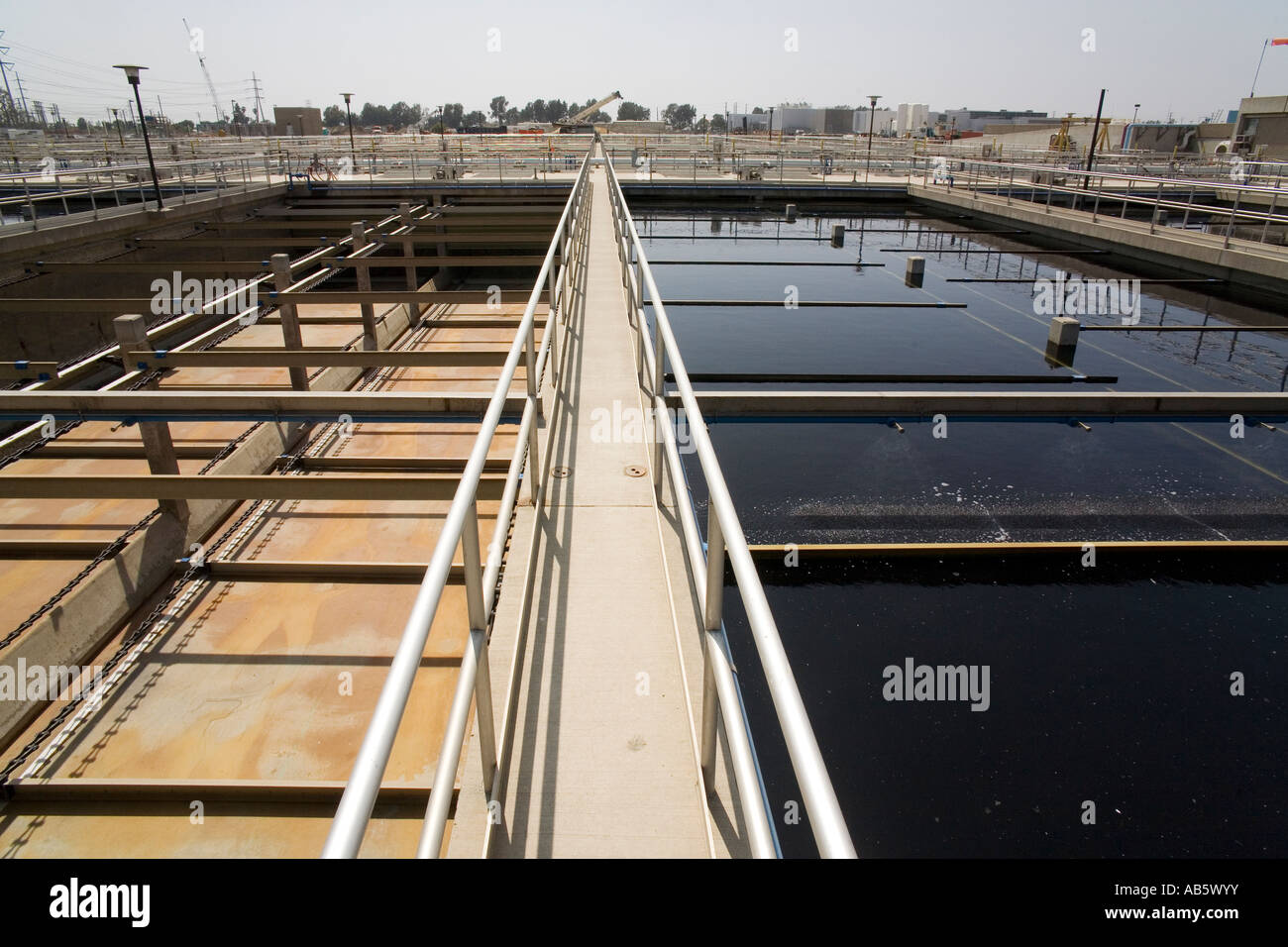 Huge Absetzbecken auf einer Kläranlage. Stockfoto Huge Absetzbecken auf einer Kläranlage. Stockfoto
