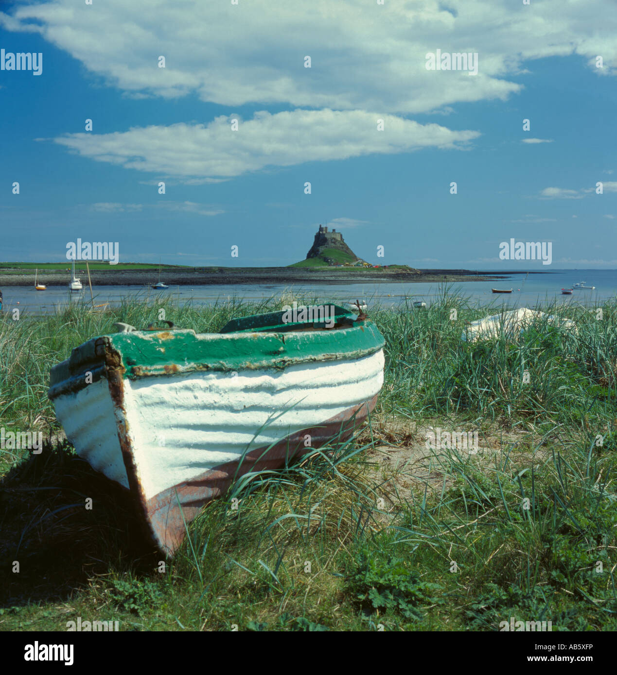 Altes Fischerboot mit Lindisfarne Schloß hinaus Holy Island