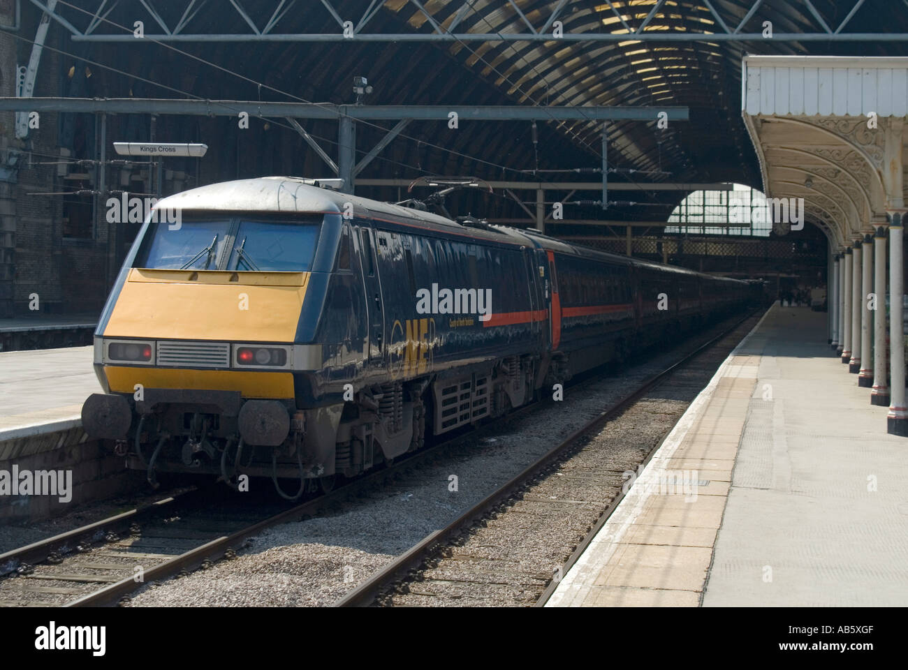 Kings Cross Hauptanschluß Schiene Terminus mit GNER Zug am Bahnsteig warten Stockfoto