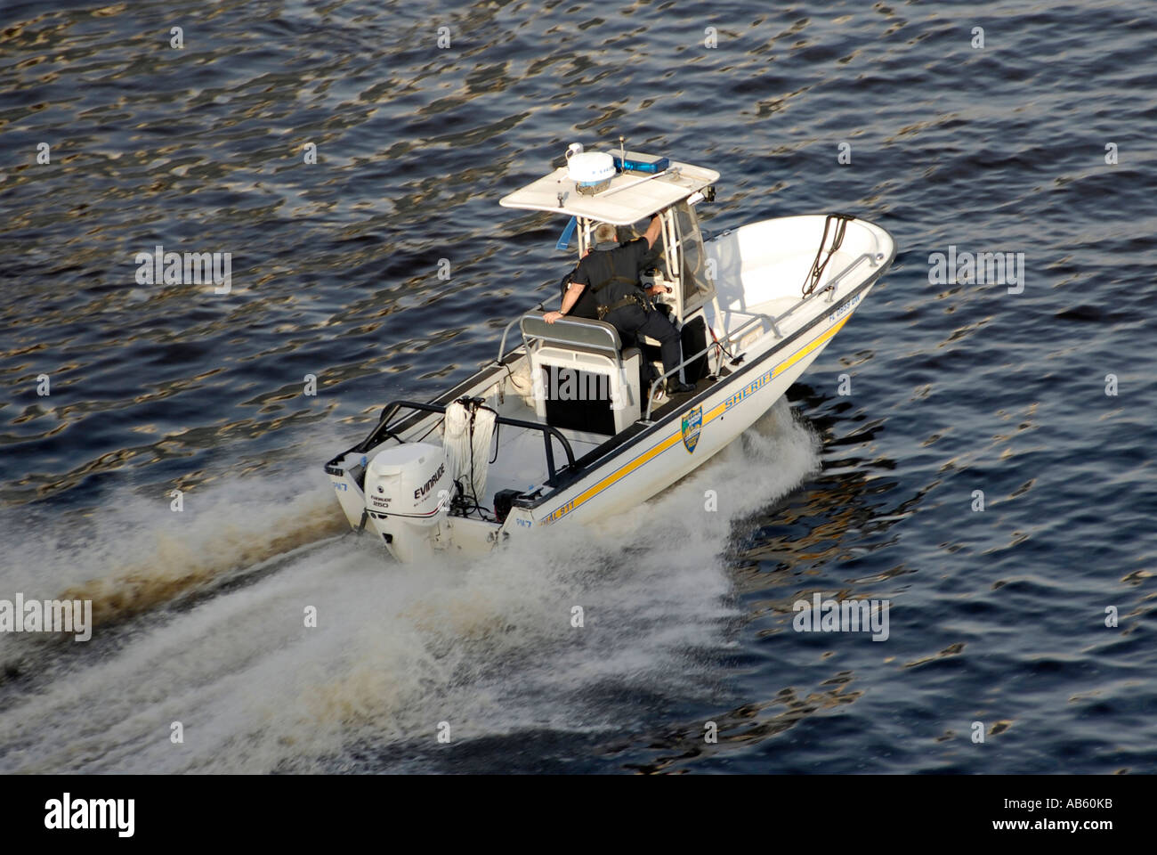 Polizei und Sheriff patrouillieren die Gewässer rund um die Stadt Jacksonville Florida FL Stockfoto