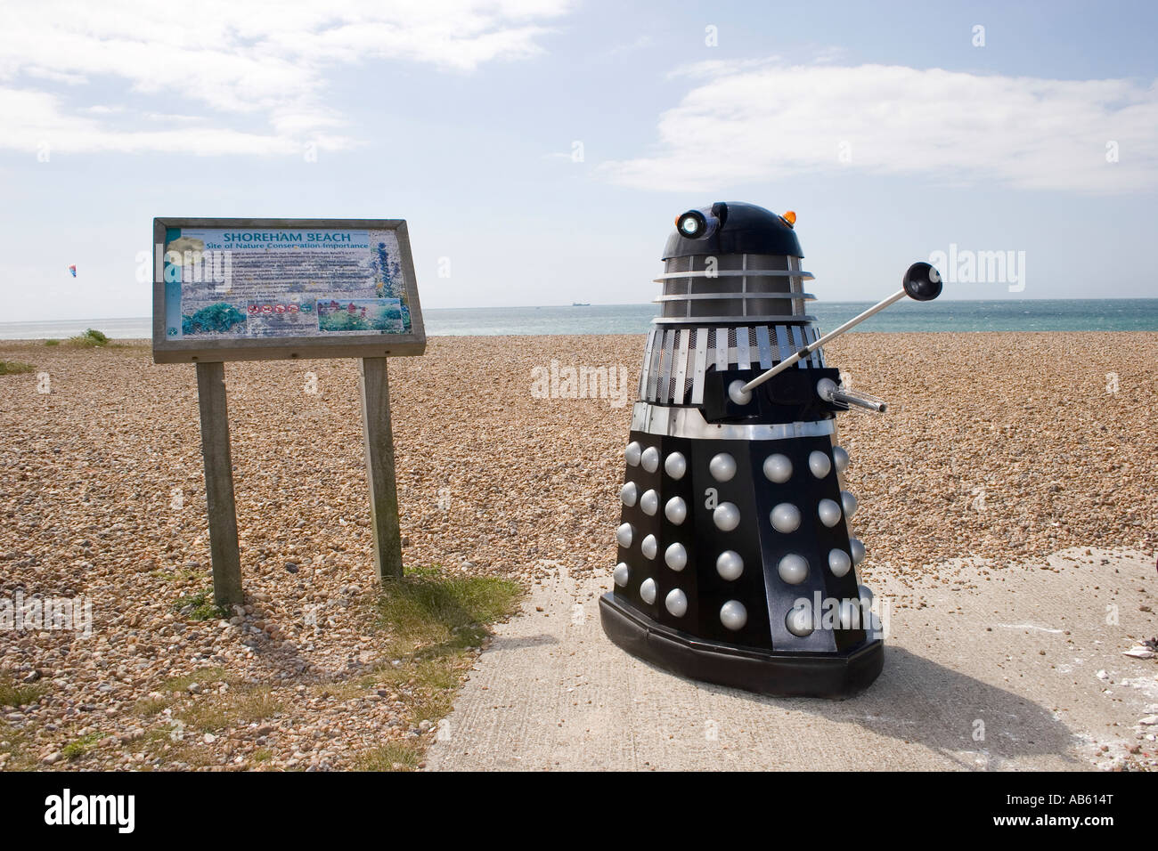 Dalek aus Dr Who Reihe auf dem shoreham Strand West Sussex uk Stockfoto