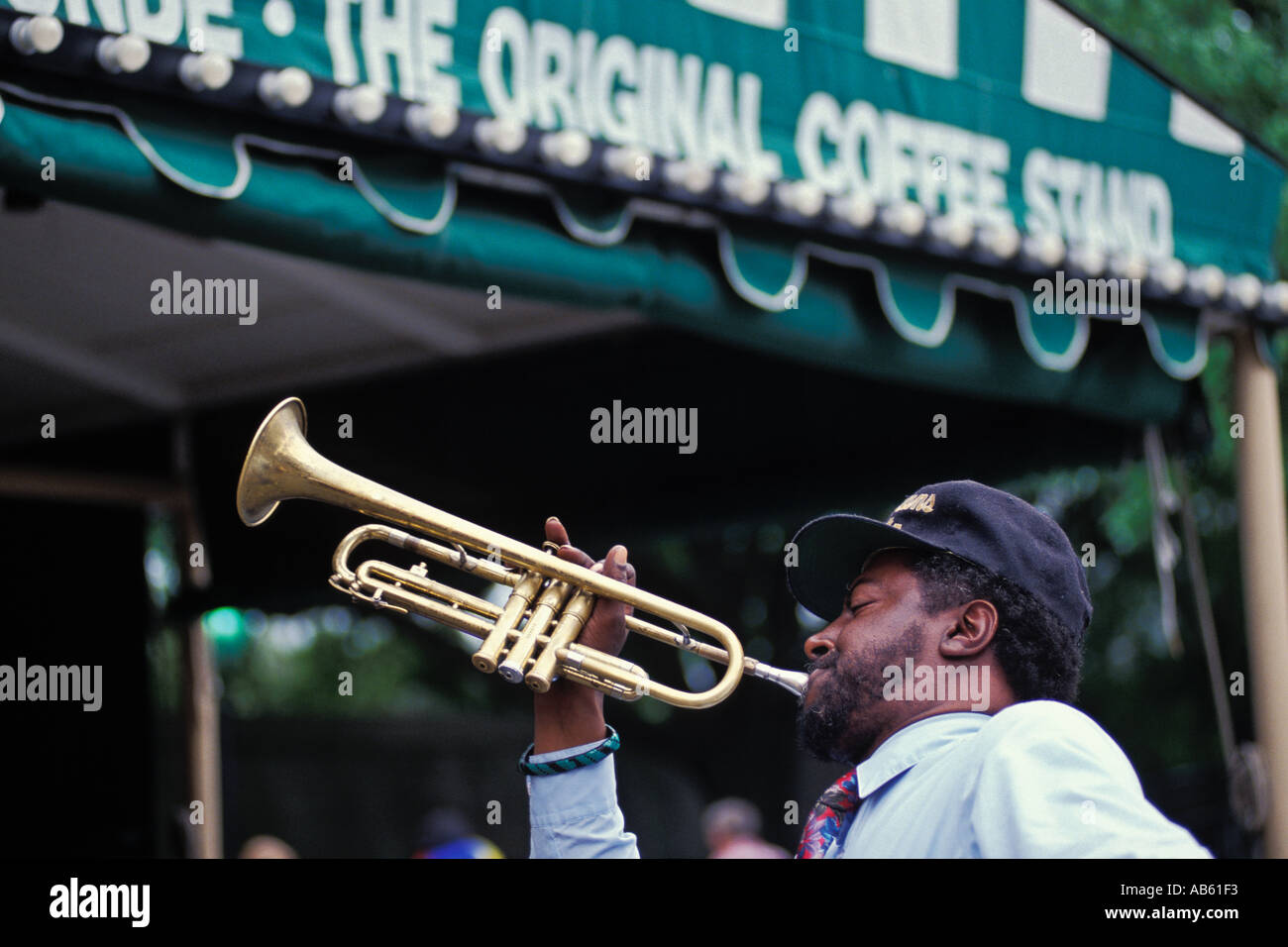 Louisiana New Orleans French Quarter Cafe du Monde Straßenmusiker Trompete außerhalb Kaffeehaus Stockfoto