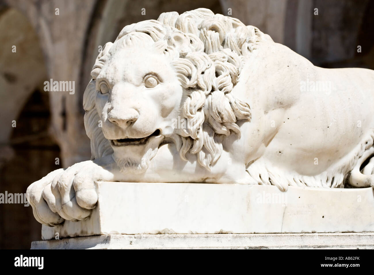 Schnitzen eines männlichen Löwen in der Stadt Platz von Norcia in der Parco Nazionale dei Monti Sibillini Umbrien Italien Stockfoto