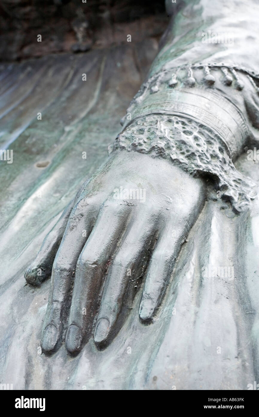 Statue von der viktorianischen Schriftsteller George Eliot Mary Ann Evans errichtet in Nuneaton, Warwickshire Stockfoto