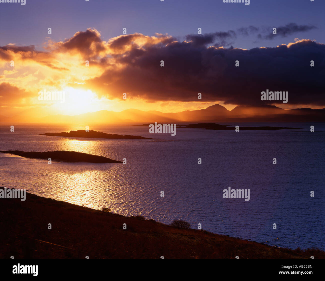 Sonnenuntergang über Jura von Kilmory, Knapdale, Argyll Stockfoto