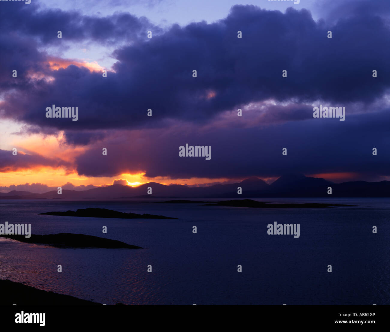 Sonnenuntergang über Jura von Kilmory, Knapdale, Argyll Stockfoto