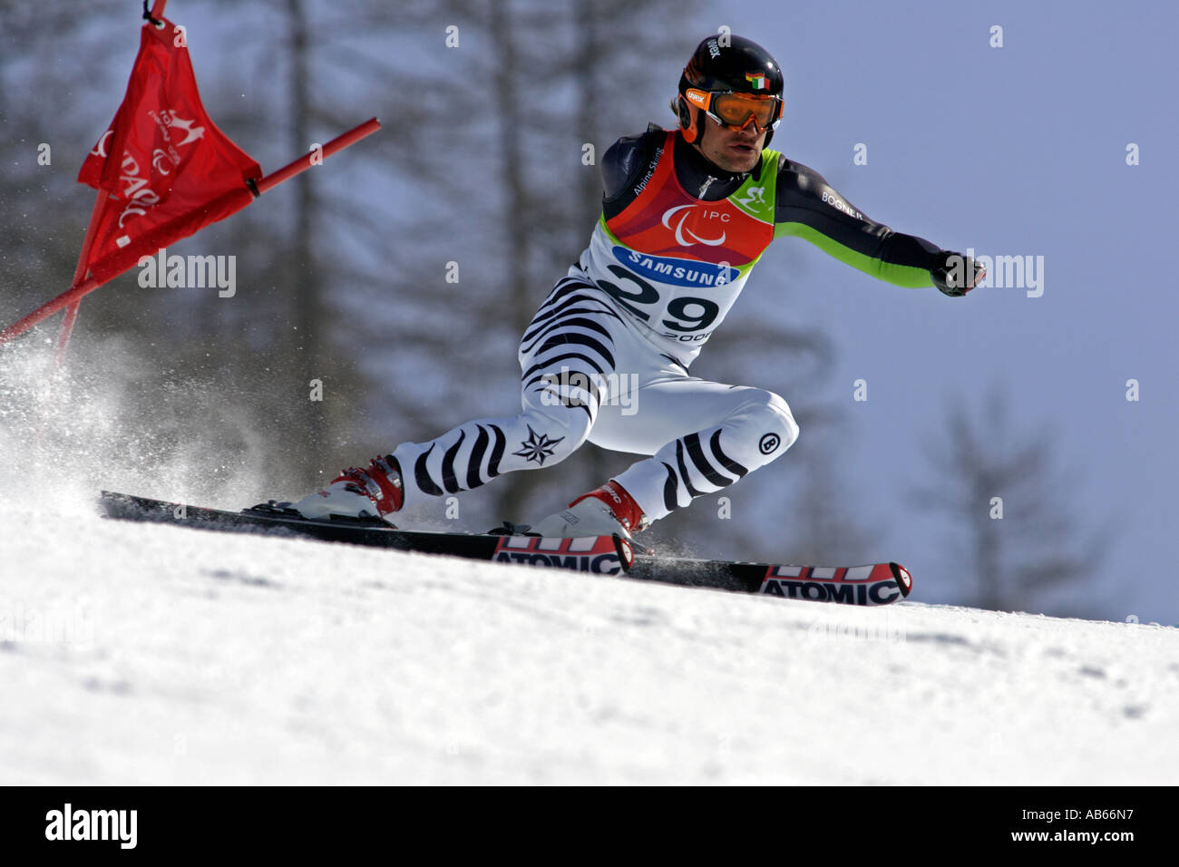 Gerd Schoenfelder LW5/7-2 von Deutschland auf dem Weg zur Goldmedaille auf seinem zweiter Lauf der Herren Alpin Ski Riesenslalom stehen Stockfoto