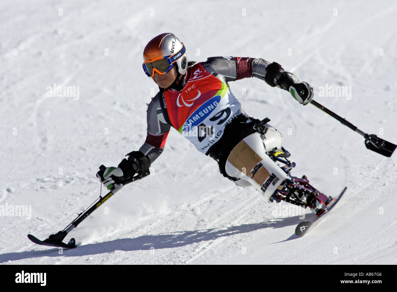 Takeshi Suzuki von Japan in der Konkurrenz Herren Alpin Ski Riesenslalom  sitzen Stockfotografie - Alamy