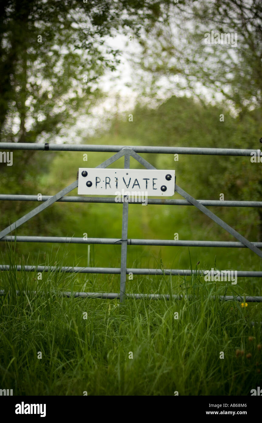 Privates Eigentum anmelden ein Tor über einen zugewachsenen Pfad Stockfoto