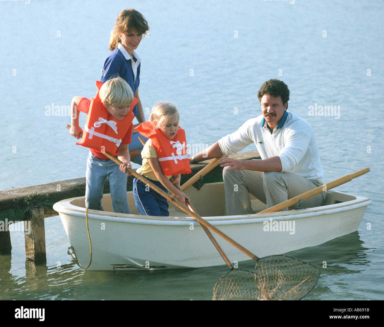 vierköpfige Familie immer in kleinen Ruderboot Stockfoto