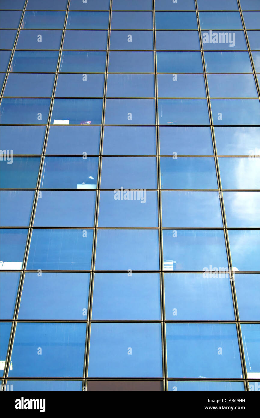 Detail eines Gebäudes mit einer Glasfassade Stockfoto