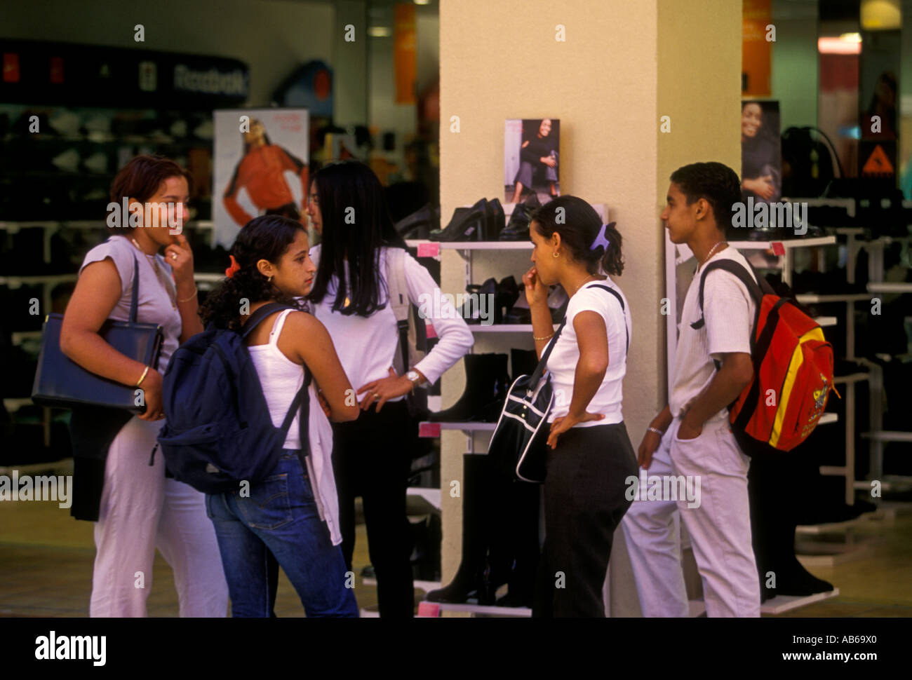 Französische Mädchen, jugendlich Mädchen, Teenager, Jugendliche, französische Studenten, Rue de la Republique, Stadt Avignon, Provence, Frankreich, Europa Stockfoto