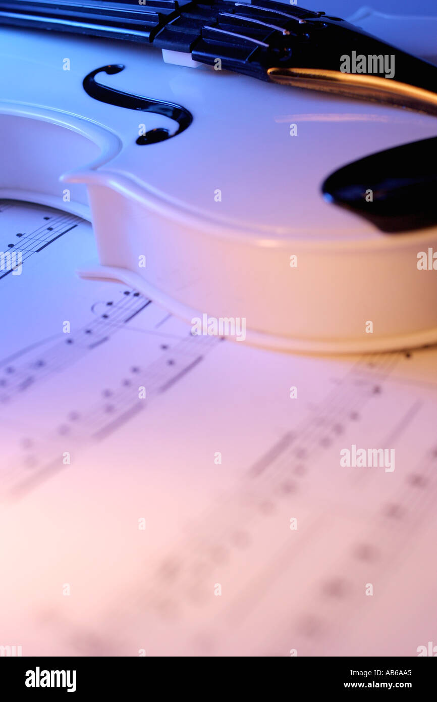 Miniatur-Violine und Filmmusik Stockfoto
