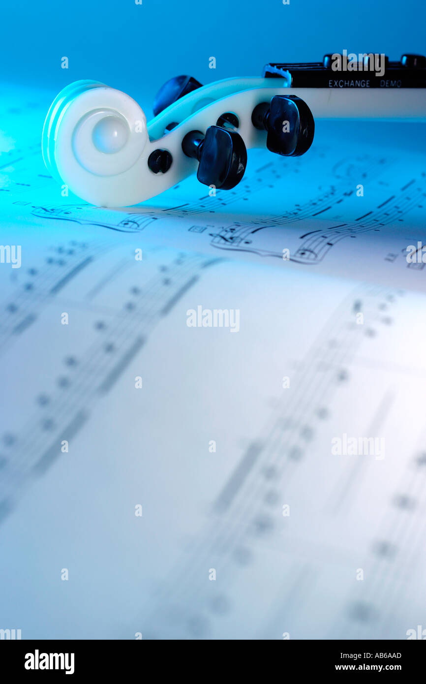 Miniatur-Violine und Filmmusik Stockfoto