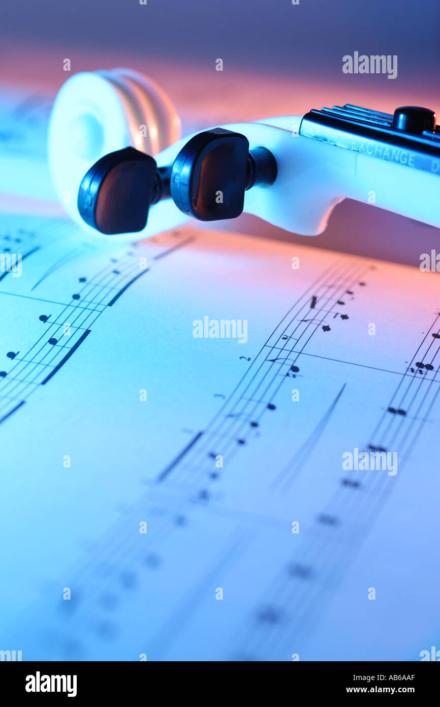Miniatur-Violine und Filmmusik Stockfoto