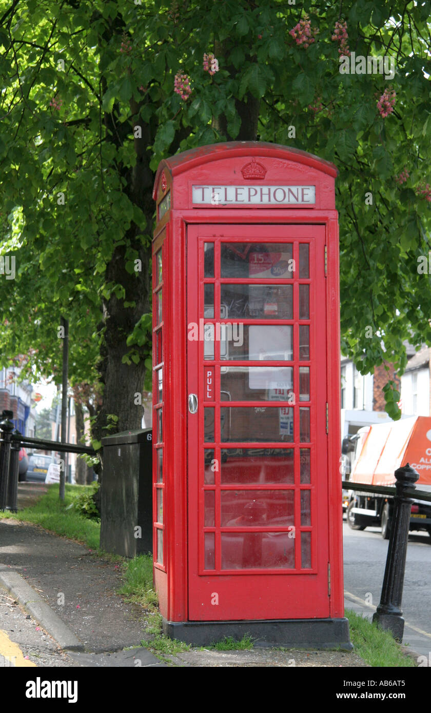 traditionelle rote Telefonzelle in Dorking Surrey UK Stockfoto