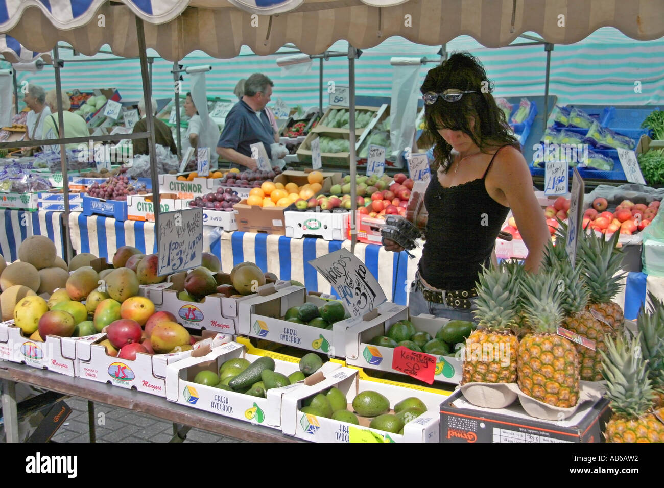 Frau shopping bei Obst-und Gemüsemarkt Stockfoto
