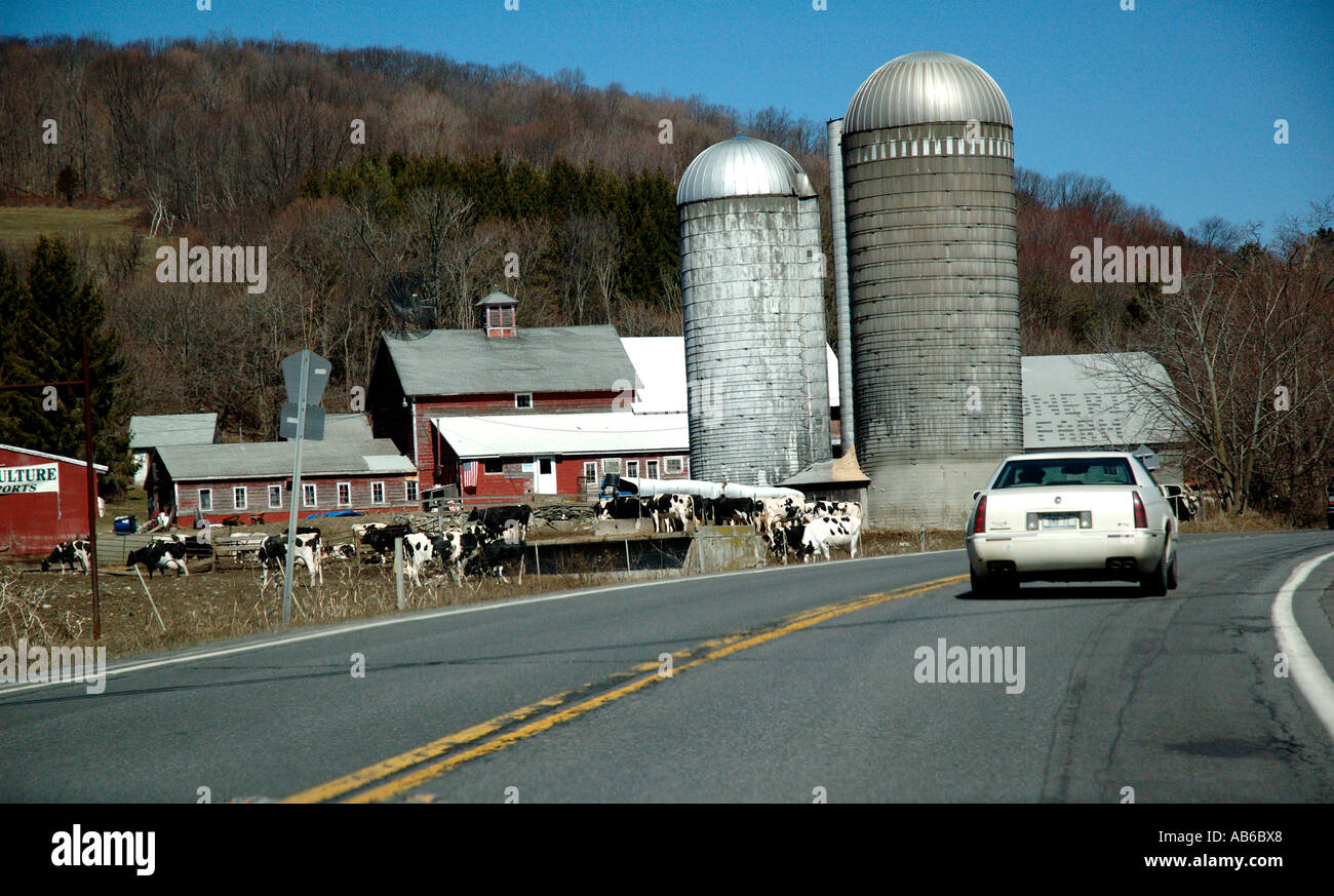 Vermont-Scheune mit Getreide Silo im März. Stockfoto