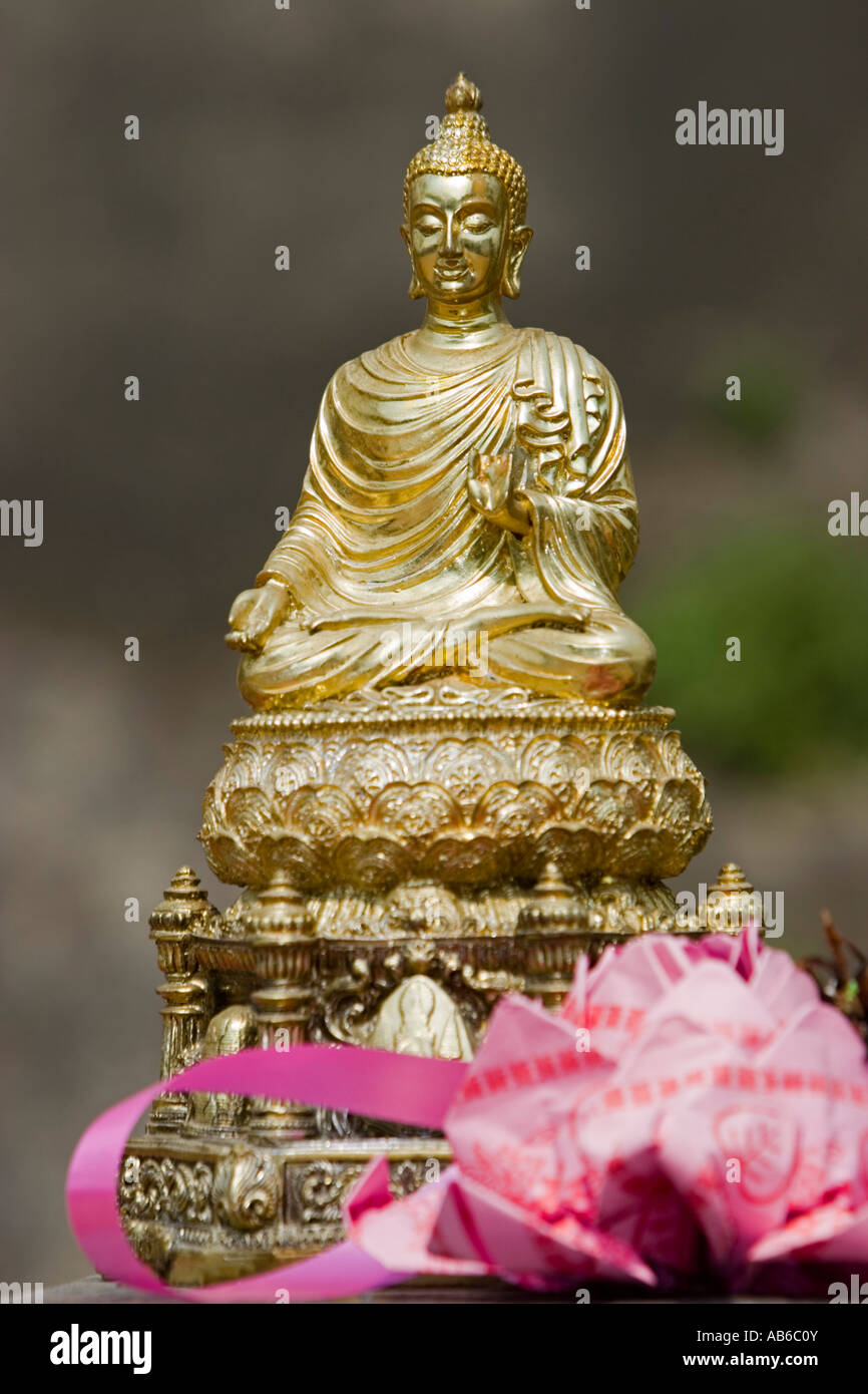 Buddha-Statuen mit Opfergaben Tempel Chiang Mai Thailand Stockfoto