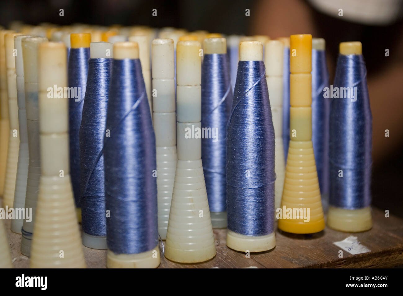 Spulen von Seidenfäden Fabrik Chiang Mai Thailand Stockfoto