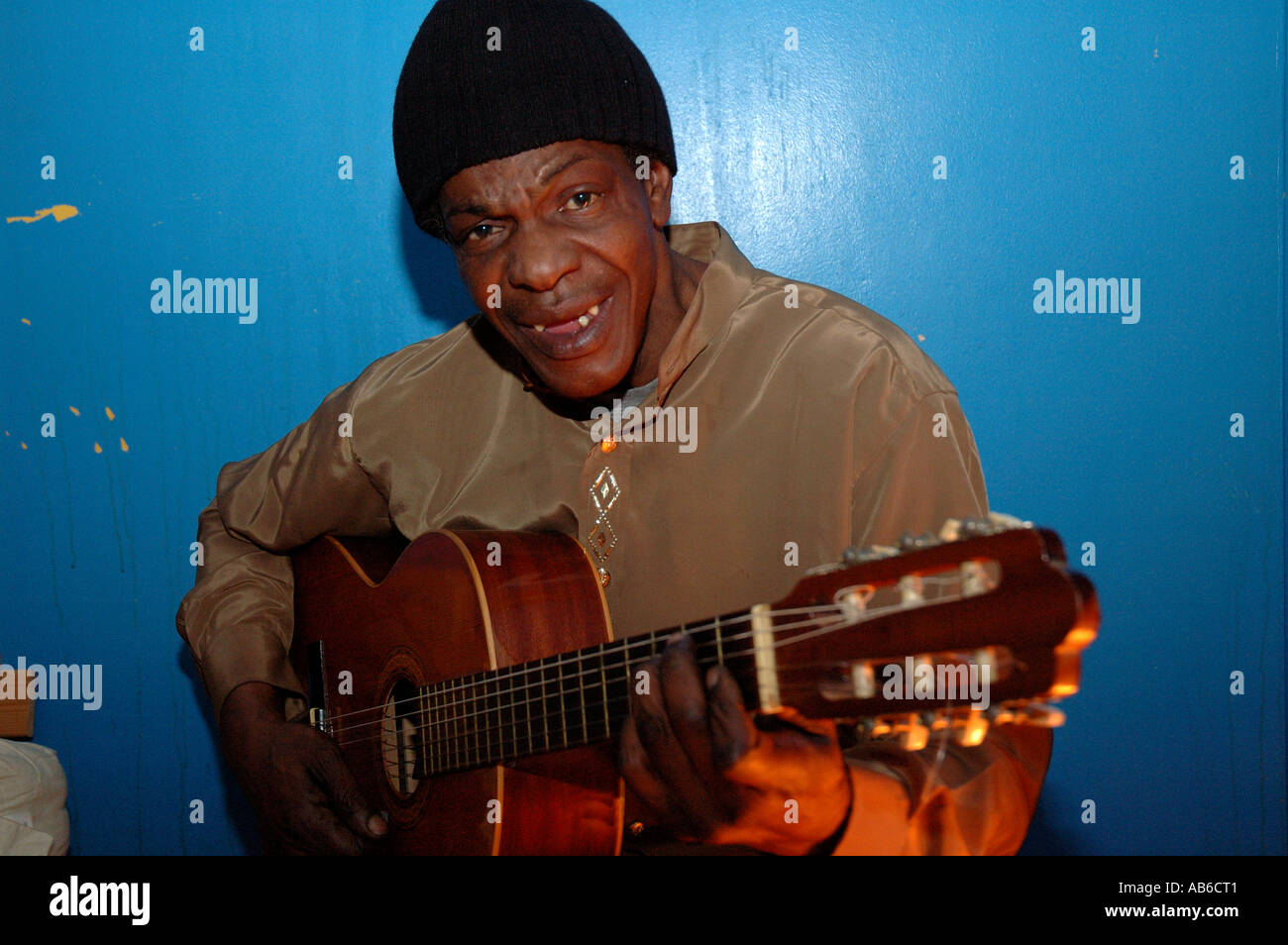 Schwarze Musiker spielt Gitarre in Rastafari Gemeindezentrum in Südlondon. Stockfoto