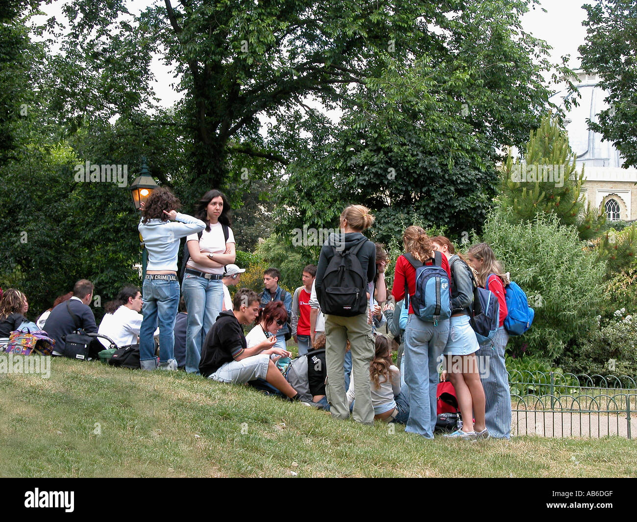 Studenten zum Entspannen in Brighton Pavillon Garten Brighton East Sussex Stockfoto