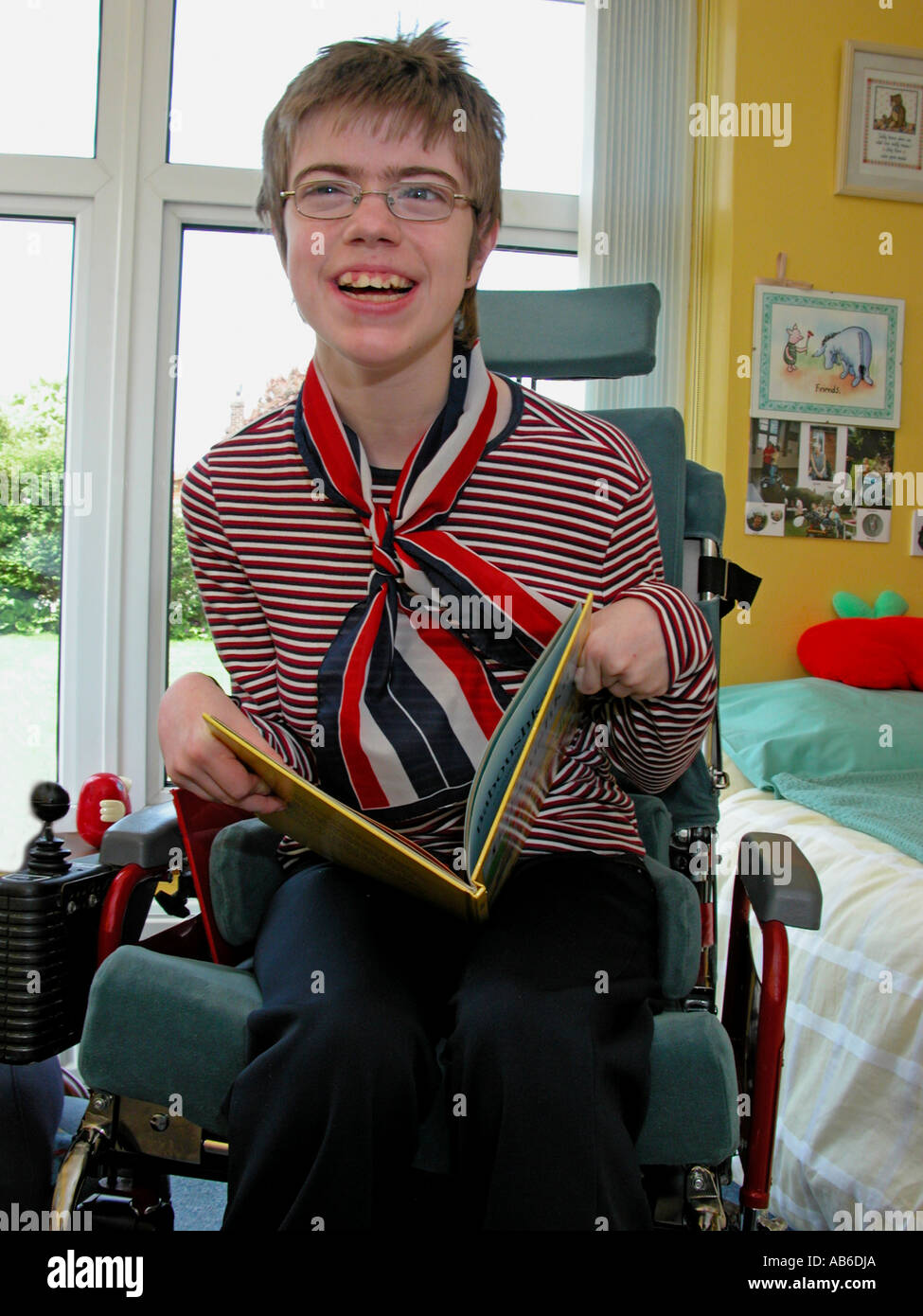 18yr alte Teenager-Mädchen mit zerebraler Lähmung Buch betrachten Stockfoto