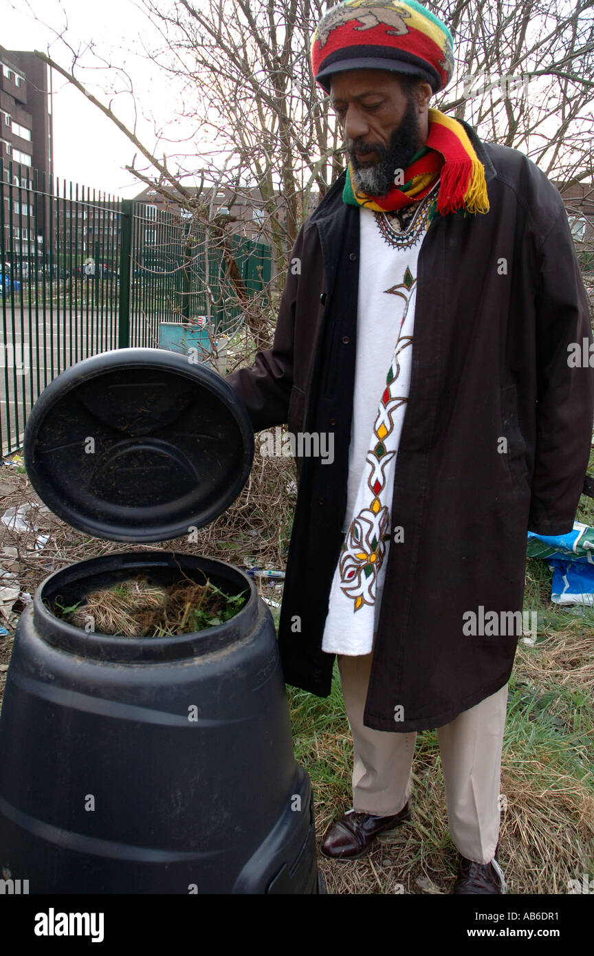 Rastafari Kompostierung und recycling in innerstädtischen Freiland in Dagenham South London. Stockfoto