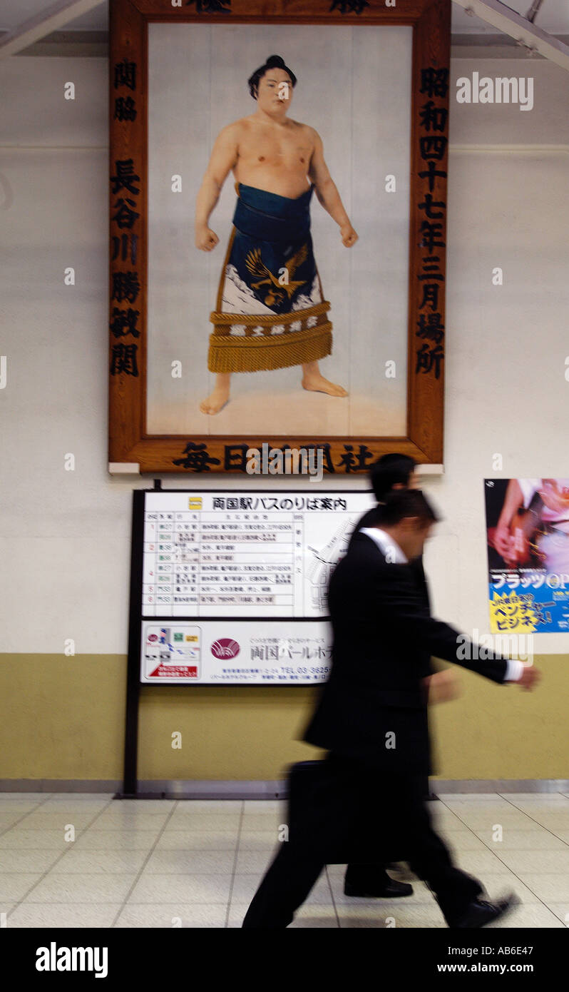 Ein Bild von einem berühmten Sumo-Ringer hängt in Ryogoku Bahnhof in Tokio Japan Stockfoto